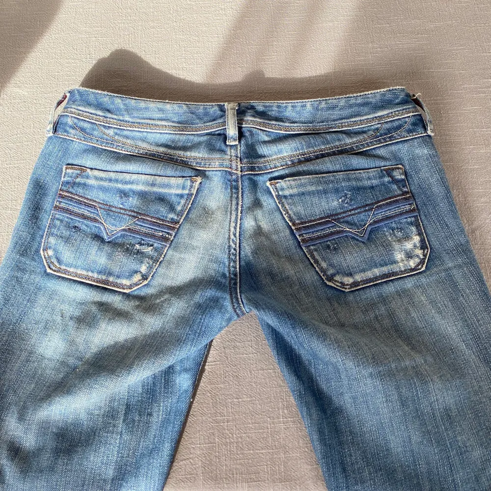 Lågmidjade Diesel jeans i storlek 27, midjemåttet är 81 cm och innebenslängden 87 cm. Sitter perfekt på mig som vanligtvis har storlek 36 i jeans, något långa däremot då jag är cirka 166🤍 Om flera är intresserade blir det budgivning👖👖. Jeans & Byxor.