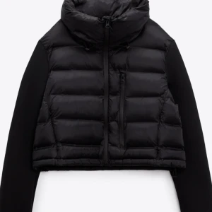 Jacka - Min fina höst jacka från ZARA, säljer den då jag har flera jackor och denna sällan kommer till användning. Den är i nyskick köpte den i april 2022. Vattentålig och varm. Man kan även spänna den i midjan så den blir tajtare. Strl M.