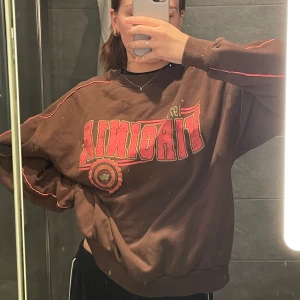 Sweatshirt 🤎 - Sweatshirt från pull&bear, knappt använd. Storlek zs men oversized🤎