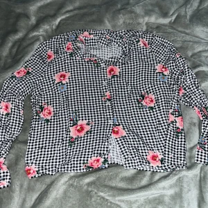 Kjorta 🫶🏽 - Den e typ helt oanvänd och säljer den för att jag nt gillar den. 