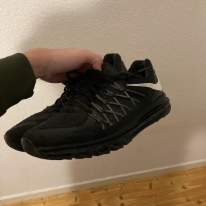 Nike air max 2017 - Skor som är otroligt svåra att få tag på, speciellt i Sverige. Skulle säga skick 6/10, de har gått många mil så är slitna under som syns på bilderna. Storlek 44. 
