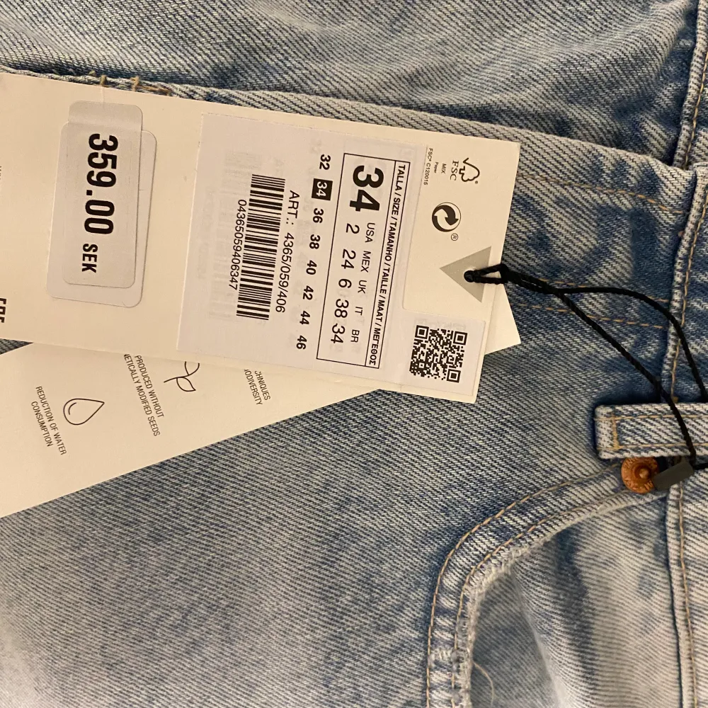 Jeans från zara som är helt oanvända! De är midrise med liten slits där nere. Det är snäppet för korta för mig som är 168 och därmed har jag inte använt dom💕 Jag köpte de för nån månad sen för 359kr och säljer de för 250kr. Jeans & Byxor.