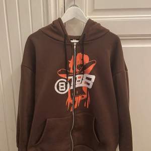 Brun zip up hoodie med tryck från shein! Säljer för jag inte använder. Köpare står för frakt💕(49kr frakt)