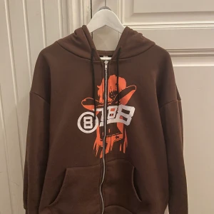 Brun zip up hoodie - Brun zip up hoodie med tryck från shein! Säljer för jag inte använder. Köpare står för frakt💕(49kr frakt)