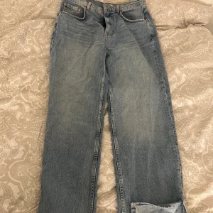 Jeans - Helt nya oanvända raka Jeans med slits, aldrig användt dem pågrund av att dom är lite små för mig köpte dom för 1 månad sen på gina tricot.