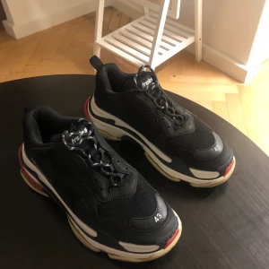 Balenciaga Triple S - I princip oanvända triple s i originalförpackning. Säljer p.ga inte min stil