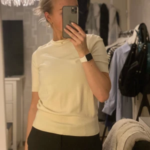 T-shirt - Super fin krämvit t-shirt med knappar i nacken. Den är frånbörjan köpt från zara och använd mycket varsamt😊