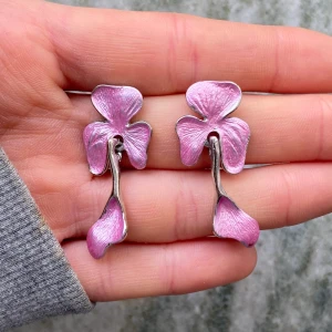 Örhängen - Superfina orkidé-örhängen som inte kommer till användning. Möts upp i Stockholm eller skickar mot fraktkostnad <3
