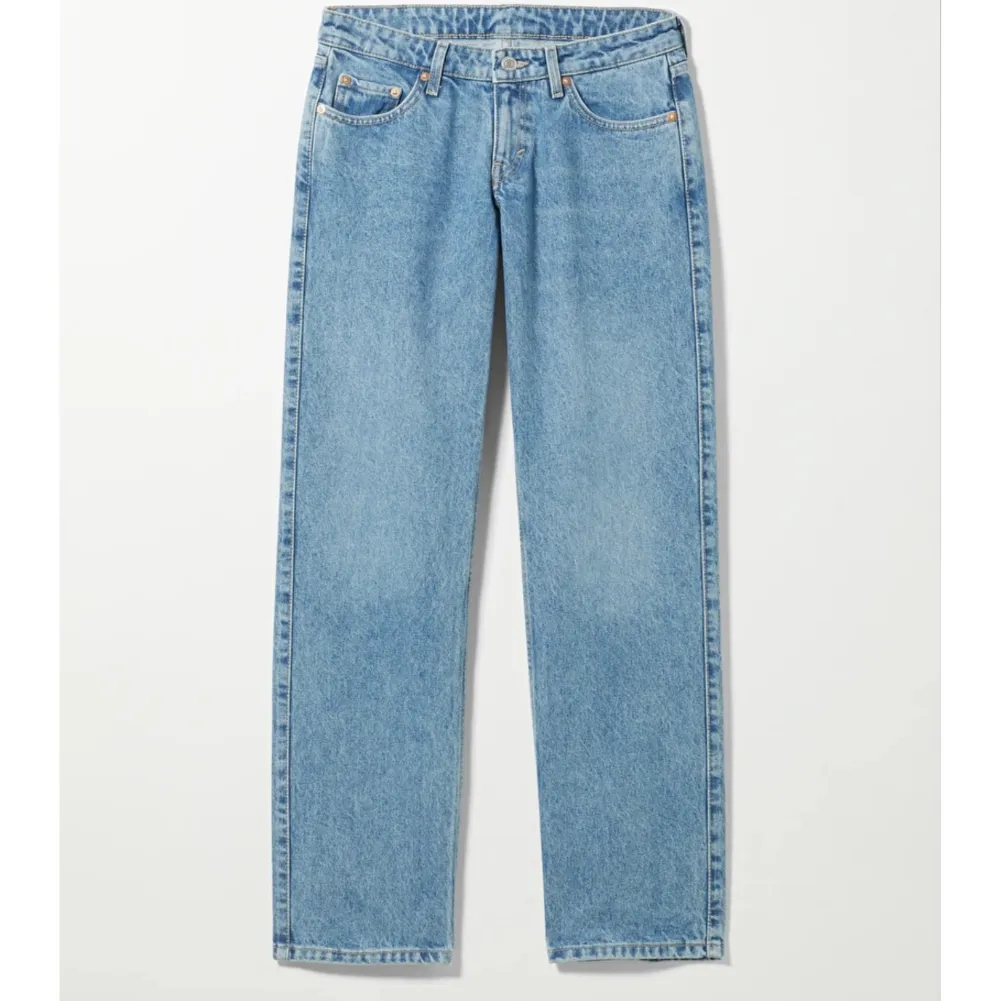 Säljer mina arrow low straight jeans från weekday som tyvärr inte kommer så mycket till användning längre. Dom är i fint skick och använda få gånger. Storlek 29/32, jag är 167 och dom sitter bra på mig💖 skriv för egna bilder💕 priset är exklusive frakt. Jeans & Byxor.