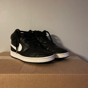 Jordans - Ett par Nike skor i storlek 38 passar 37-39. Väldigt nyskick använd fåtal gånger. Kan absolut prata om pris och så vidare. 