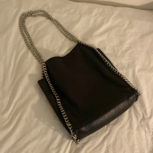 TIAMO väska  - En tiamo väska köpt på Plick och har använts ett fåtal gånger. Den har inga skador eller missfärgningar. Köparen står för frakten💗