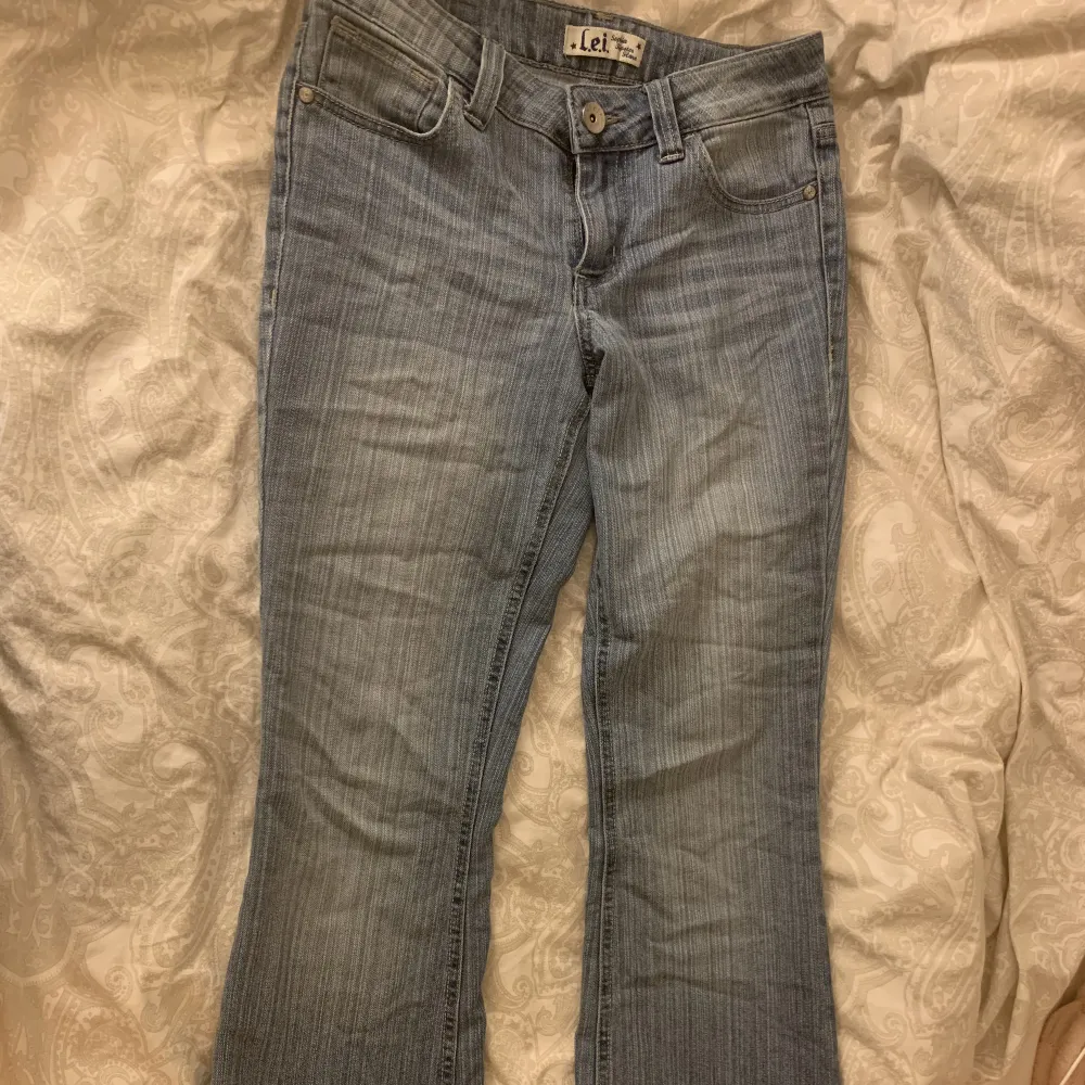 Säljer dessa fina lågmidjade bootcut jeans. Storleken är på ungefär (innerben: 73cm midjemått: 70cm) skriv vid intresse eller frågor! 💋. Jeans & Byxor.