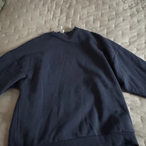Sweatshirt i blå - Mjuk sweatshirt i mörkblått. I storlek xs men är oversized. Använd cirka 2 gånger. 