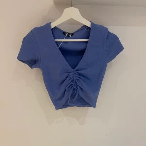 Zara Crop Top - Zara Crop Top som har en fin blå färg. Färgen är blå och storleken är S. Nypris: 450kr.