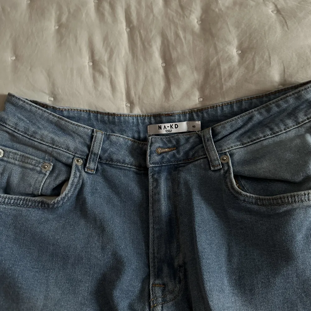 Raka jeans från nakd i storlek 40. Fin jeans färg. Använd cirka två gånger. Dom Känns mer som en 38.. Jeans & Byxor.