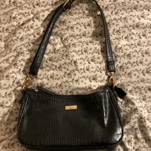 Handväska - Liten bra väska att ha i skolan! Märke okänt då jag bytte med min kompis men den är iaf nyköpt för 250 så säljer den nu för 100!💞Den är andvänd många gånger men har ändå inga skador så skulle säga så gott som ny!💕