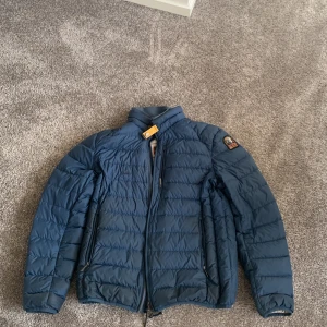 Parajumper jacka - Säljer nu min jacka då jag har växt ifrån den. Skick 6/10 skade på bröstet se bild annars är skicket 9/10  Storlek L