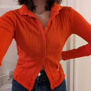 Tröja - Snygg röd tröja från Gina Tricot i storlek XS. Ostruken på bilden så kan göras betydligt finare. Ribbat bommulsmaterial. 