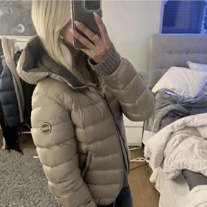 Colmar jacka  - Säljer denna super  fina beiga colmar jackan, för att den inte kommer till användning! Den har små fläckar på vissa ställen som inte går bort men inget man tänker på mycket! Storlek xs/s  (Lånade bilder)