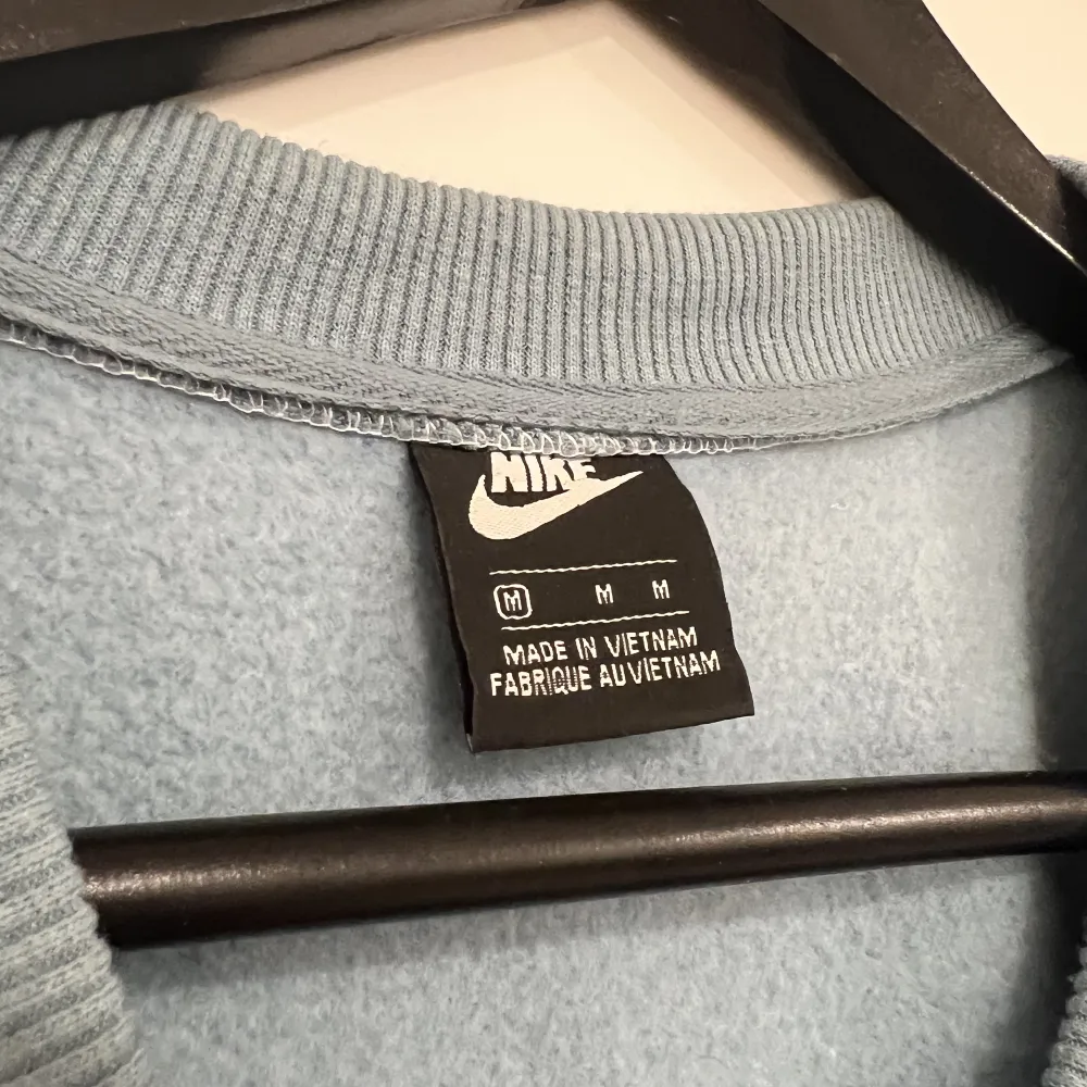 Säljer denna tröja från Nike i storlek M då jag inte använder den💕 Endast använd ett fåtal gånger, så den är i fint skick🫶🏼. Toppar.