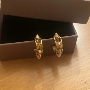 Edblad örhängen, bytes eller säljes - Säljer dessa Edblad örhängenerna, använt en enstaka gång men vill börja med silver smycken💕som nya! Byter gärna mot dessa i silver eller säljer för 210 kr😇