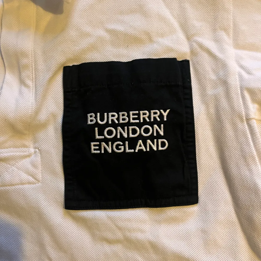 Hej säljer min Burberry piké tröja då den är för liten. Den är storlek 14 år och det är 164cm. T-shirts.