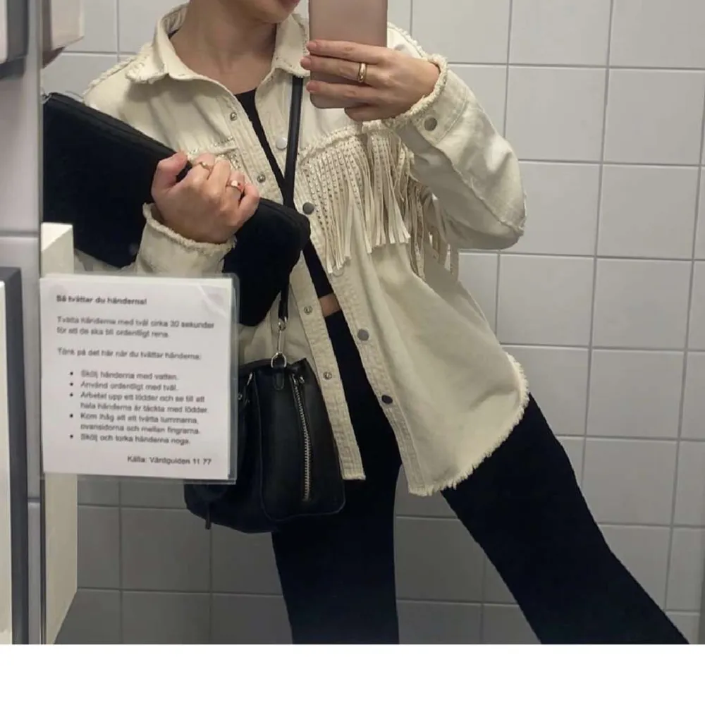 Första bilden är lånad. Oversized beige jeans jacka💕. Jackor.