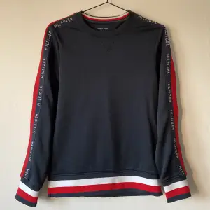 Tommy hilfiger sweatshirt. Material: 100% polyester. Finns även matchande byxor