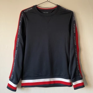 Tommy hilfiger sweatshirt - Tommy hilfiger sweatshirt. Material: 100% polyester. Finns även matchande byxor