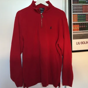 Ralph Lauren halvzip  - Lite tjockare halvzip från Polo Ralph Lauren. Köpt i USA för många år sedan. Väldigt sparsamt använd.