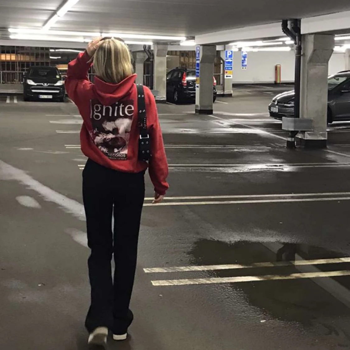 Röd hoodie med tryck 