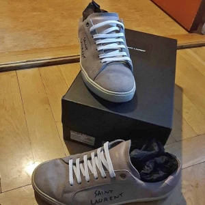 Saint Laurent  - Säljer mina fina och unika saint Laurent skor. Skorna är i bra skick. Allt kommer med såsom box, dustbag, äktabevis  och extra skosnören. Skorna är i strlk 41,5 men sitter slm 41,5-42-5 Pris kan diskuteras vid snabb affär. (Tar även byten?