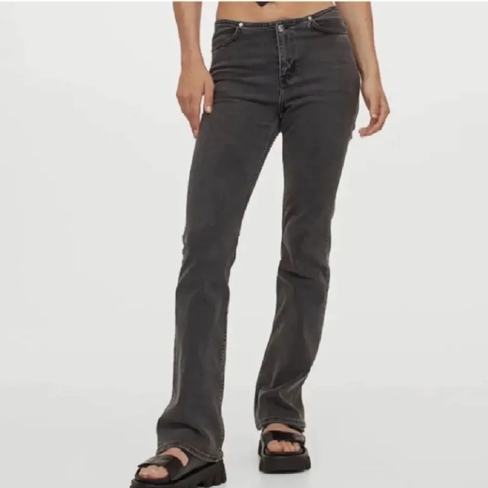 Gråa H&M jeans, knappast använda. Jätte fina men kommer ej till användning, st M men skulle säga att de passar 36/38😇 köparen står för frakten.. Jeans & Byxor.