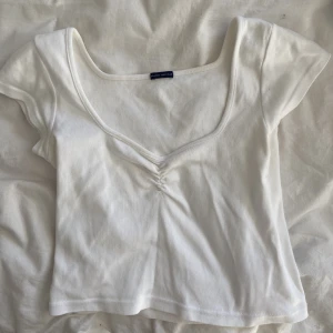 Brandy Melville topp - Säljer denna vita Brandy Melville toppen då den knappt är använd! Om du har övriga frågor eller vill ha fler bilder är det bara att hmu! Betalning med swish och köparen står för frakten. 3 FÖR 2 PÅ ALLA TOPPAR/SKJORTOR - kolla in min profil!