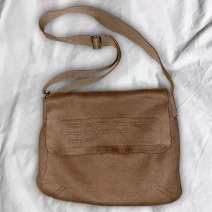 esprit väska - så bekväm och justerbar esprit väska i ett stretchigt material 🌟buda gärna!!