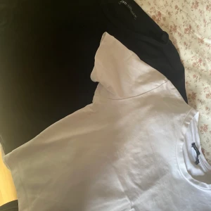 Basic tröjor Zara - En svart och en vit basic tröja från zara, croppade. 120kr st för båda, 60kr för en!