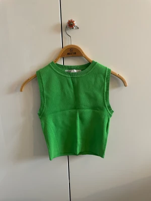 grön topp - gullig grön topp från zara. använd en gång så mycket fint skick utan defekter. 💚