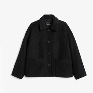 Säljer denna svarta jacka från monki i storlek small🫶🏻🫶🏻