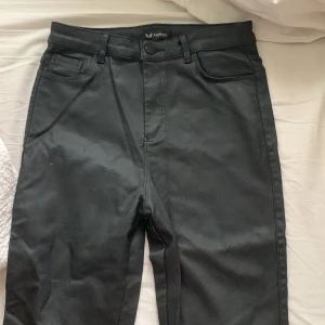 Jeans - Ett par ”plast jeans” son är glansigt men ändå matt