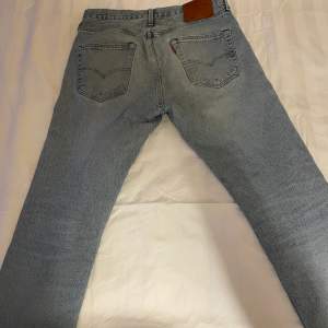 Snygga Levis jeans, har en liten fläck på benet men annars u bra skick!