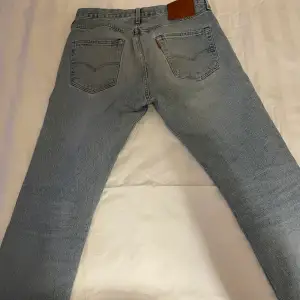 Snygga Levis jeans, har en liten fläck på benet men annars u bra skick!
