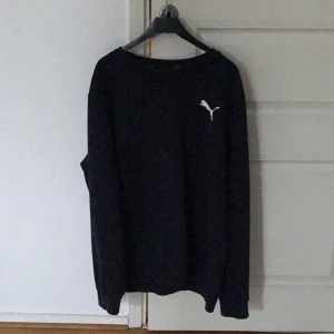 PUMA - Marinblå sweatshirt som är som ny. L i storlek men verkar mer som en M 