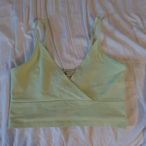 Ljusgrönt linne - Söt pastell grön topp i perfekt skick. Använd 1 gång. Köpt för 80 kr.