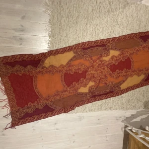 Fet scarf/väggbonad - Snygg scarf/väggbonad i bohemiskt mönster. Längd är 180cm och bredd är 64 cm! Möts i Malmö och tar Swish. Står ej för frakt eller postens slarv (: