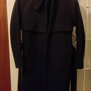 Kappa från Whyred  - Fantastisk ullkappa ”Kate” från Whyred, 80% ull. Sparsamt använd. Djur- och rökfritt hem.  Pris: 500kr  Nypris: 4000kr 