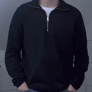 Quarter Zip Brothers - Säljer denna tunna quarter zip tröjan från Brothers då jag har tröttnat på den. Passar på folk runt 175-180 cm. Färgen är mörkblå. Skick 8/10. Nypris: 800kr. Kontakta för fler detaljer, priset kan diskuteras!