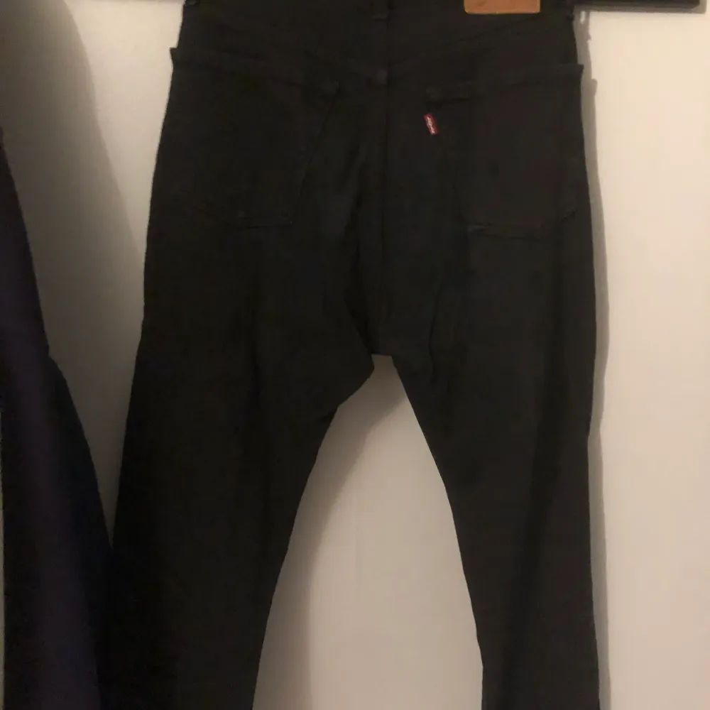 Säljer dessa eftersom att jag har vuxit ut de. Använda rätt så mycket men inte slitage på dem. Nypris 1099kr. Jeans & Byxor.