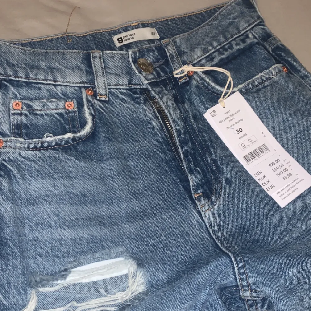 Säljer pågrund av att jag köpte fel storlek, fint skick, stl 30 från Gina, raka jeans, prislappen kvar, köpta för 600kr. Jeans & Byxor.