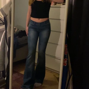 Lågmidjade bootcut jeans - Säljer mina assnygga lågmidjade bootcut jeans från twist&tango. 💗köparen står för frakt om man inte vill mötas upp