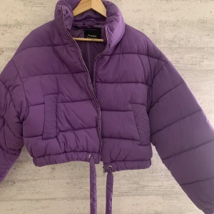 Lila puffer jacka  - Säljer min lila puffer jacka från pull & bear för att jag int använder den så den e i nyskick. Skriv privat ifall du vill se hur den sitter på🤍